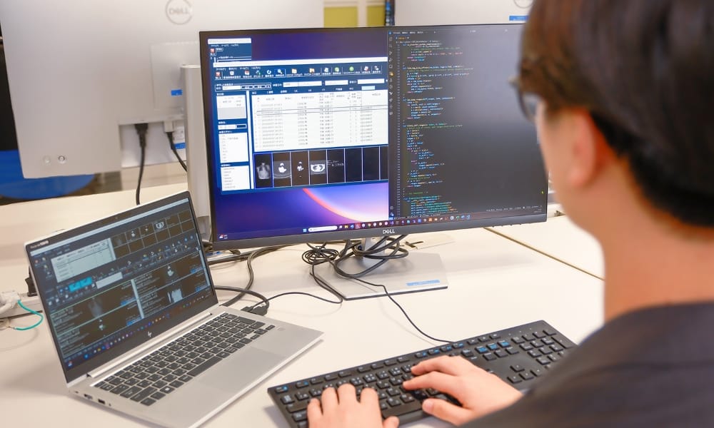 開発の業務風景（一人で集中して開発業務）