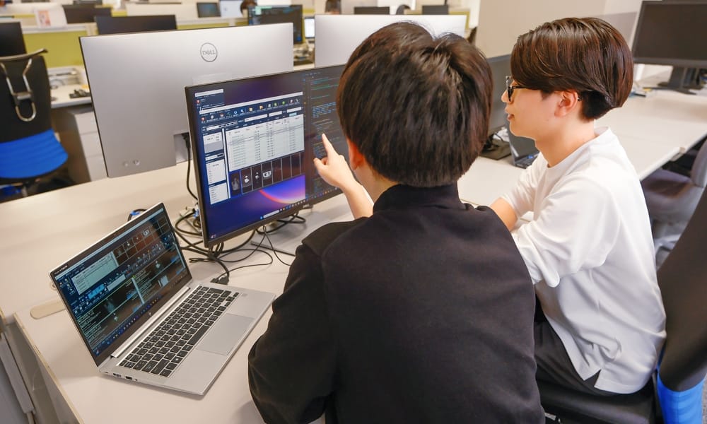 開発の業務風景（先輩にアドバイスを受ける）