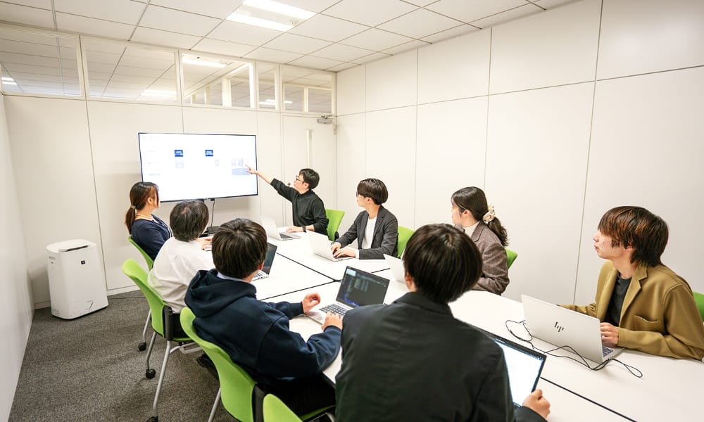 開発の業務風景（開発エンジニアチームの会議）