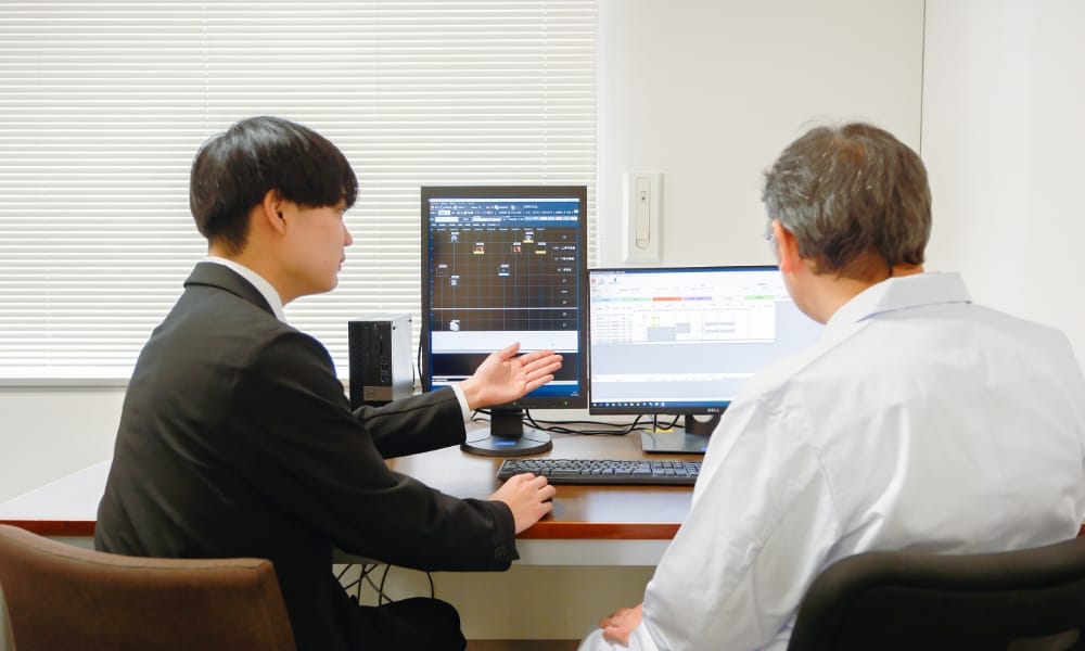 システム導入の業務風景（お客様とシステム導入のための打ち合わせ）