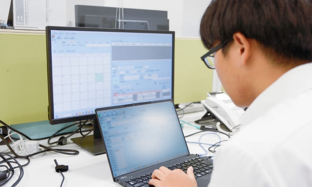 システム導入の業務風景（システム構成図に基づいてセットアップ）