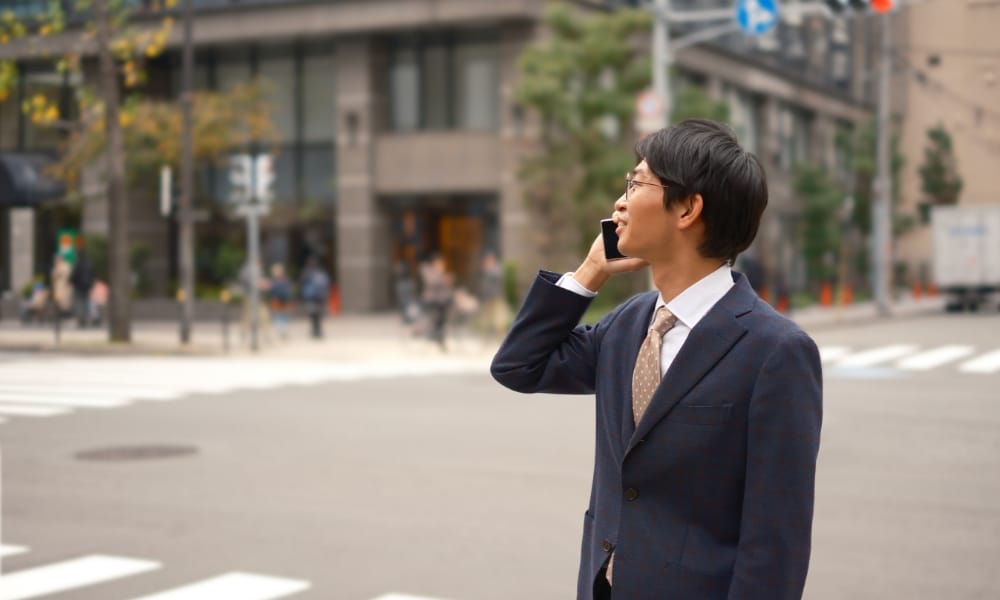 営業の業務風景（お客様へ外出中の電話対応）