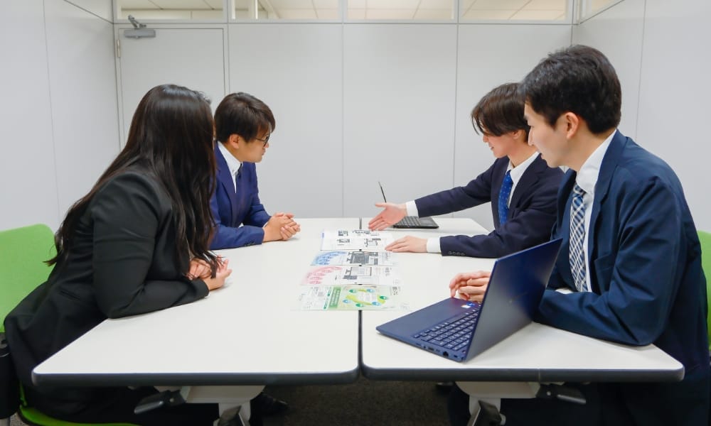 営業の業務風景（販売代理店様への製品説明）