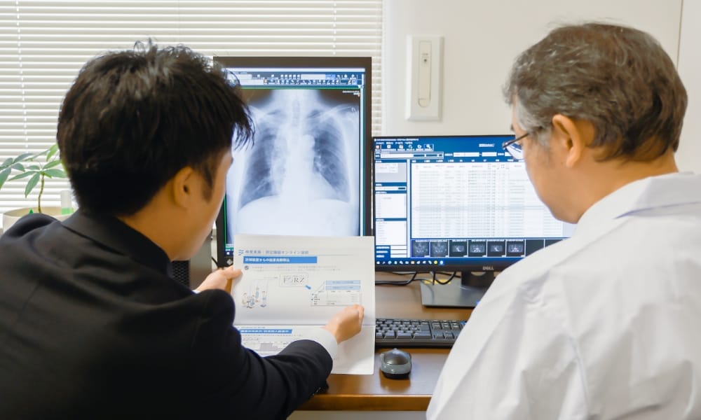 営業の業務風景（お客様への製品説明）