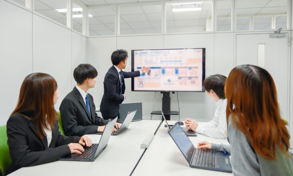 営業の業務風景（社内での営業会議）