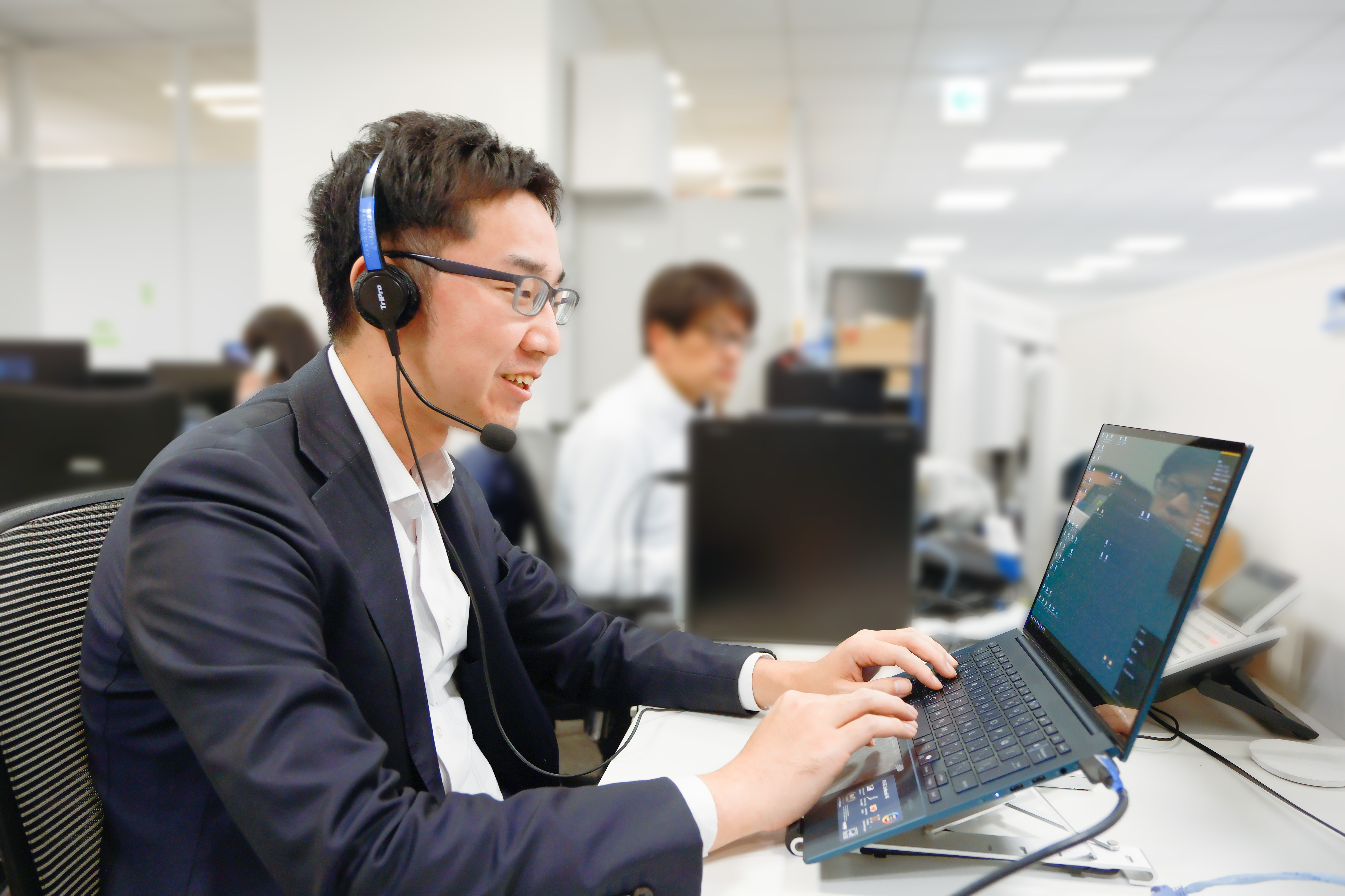 保守の業務風景（お客様へ電話サポート対応）