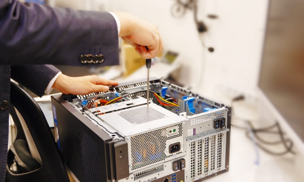 保守の業務風景（ハードウェアの障害対応）